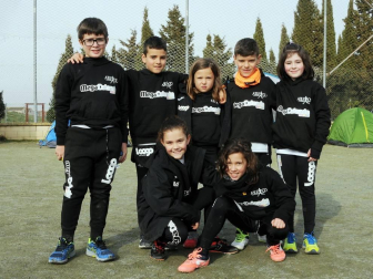 Los jóvenes atletas de la localidad navarra de Caparroso se convirtieron en los anfitriones de la iniciativa 'Jugando al altetismo'. Equipos de deportistas de localidades cercanas se reunieron alrededor de diversas pruebas para demostrar su habilidad y su talento en la pista. Una jornada festiva que se vivió con gran deportividad por parte de todos los participantes: atletas, entrenadores y familiares.