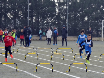 Los jóvenes atletas de la localidad navarra de Caparroso se convirtieron en los anfitriones de la iniciativa 'Jugando al altetismo'. Equipos de deportistas de localidades cercanas se reunieron alrededor de diversas pruebas para demostrar su habilidad y su talento en la pista. Una jornada festiva que se vivió con gran deportividad por parte de todos los participantes: atletas, entrenadores y familiares.