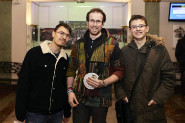 El mago Jandro, conocido por su participación en El Hormiguero, presentó su nuevo espectáculo 'Descabellado' en el Teatro Gayarre de Pamplona. El público se dejó sorprender por la originalidad de un 'show' diferente, divertido y moderno. Sin trucos de cámara, sin compinches y sin pelo en la cabeza.