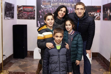 El mago Jandro, conocido por su participación en El Hormiguero, presentó su nuevo espectáculo 'Descabellado' en el Teatro Gayarre de Pamplona. El público se dejó sorprender por la originalidad de un 'show' diferente, divertido y moderno. Sin trucos de cámara, sin compinches y sin pelo en la cabeza.