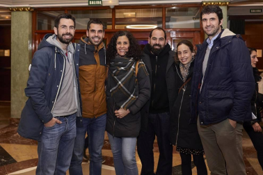 El mago Jandro, conocido por su participación en El Hormiguero, presentó su nuevo espectáculo 'Descabellado' en el Teatro Gayarre de Pamplona. El público se dejó sorprender por la originalidad de un 'show' diferente, divertido y moderno. Sin trucos de cámara, sin compinches y sin pelo en la cabeza.