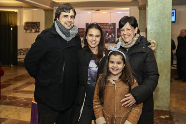 El mago Jandro, conocido por su participación en El Hormiguero, presentó su nuevo espectáculo 'Descabellado' en el Teatro Gayarre de Pamplona. El público se dejó sorprender por la originalidad de un 'show' diferente, divertido y moderno. Sin trucos de cámara, sin compinches y sin pelo en la cabeza.