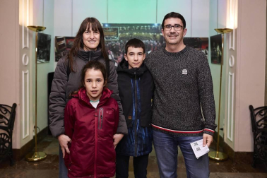 El mago Jandro, conocido por su participación en El Hormiguero, presentó su nuevo espectáculo 'Descabellado' en el Teatro Gayarre de Pamplona. El público se dejó sorprender por la originalidad de un 'show' diferente, divertido y moderno. Sin trucos de cámara, sin compinches y sin pelo en la cabeza.