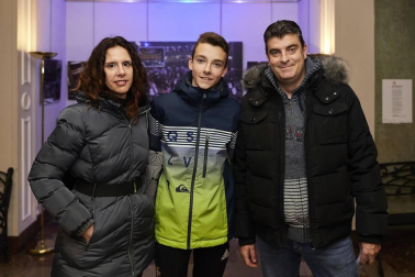 El mago Jandro, conocido por su participación en El Hormiguero, presentó su nuevo espectáculo 'Descabellado' en el Teatro Gayarre de Pamplona. El público se dejó sorprender por la originalidad de un 'show' diferente, divertido y moderno. Sin trucos de cámara, sin compinches y sin pelo en la cabeza.