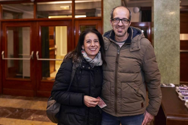 El mago Jandro, conocido por su participación en El Hormiguero, presentó su nuevo espectáculo 'Descabellado' en el Teatro Gayarre de Pamplona. El público se dejó sorprender por la originalidad de un 'show' diferente, divertido y moderno. Sin trucos de cámara, sin compinches y sin pelo en la cabeza.