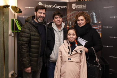 El mago Jandro, conocido por su participación en El Hormiguero, presentó su nuevo espectáculo 'Descabellado' en el Teatro Gayarre de Pamplona. El público se dejó sorprender por la originalidad de un 'show' diferente, divertido y moderno. Sin trucos de cámara, sin compinches y sin pelo en la cabeza.