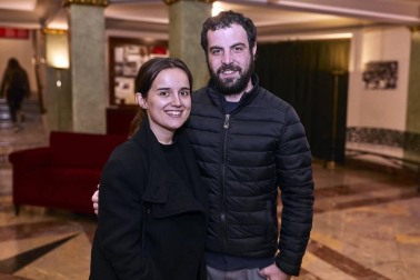 El mago Jandro, conocido por su participación en El Hormiguero, presentó su nuevo espectáculo 'Descabellado' en el Teatro Gayarre de Pamplona. El público se dejó sorprender por la originalidad de un 'show' diferente, divertido y moderno. Sin trucos de cámara, sin compinches y sin pelo en la cabeza.