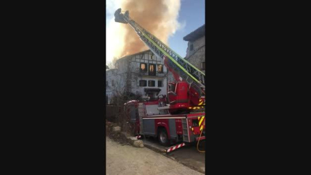 Vídeo: Labores de extinción del incendio de una vivienda en Irurozqui