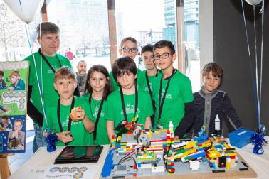 La novena edición de la First Lego League de Navarra (de 10 a 16 años) y la segunda edición de la versión junior (de 6 a 9 años), reunió en Baluarte a una treintena de equipos a los que se propuso dos retos diferentes según edades: 'Into Orbit' y 'Mission Moon'. Una experiencia que ha transportado a los participantes al espacio con el objetivo de poner en juego su capacidad de ideación a través de la ciencia, la tecnología, la ingeniería y las matemáticas.