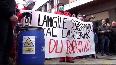Miles de personas protestan contra la gestión de la crisis en el vertedero de Zaldibar