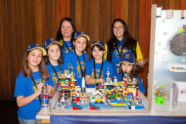 La novena edición de la First Lego League de Navarra (de 10 a 16 años) y la segunda edición de la versión junior (de 6 a 9 años), reunió en Baluarte a una treintena de equipos a los que se propuso dos retos diferentes según edades: 'Into Orbit' y 'Mission Moon'. Una experiencia que ha transportado a los participantes al espacio con el objetivo de poner en juego su capacidad de ideación a través de la ciencia, la tecnología, la ingeniería y las matemáticas.