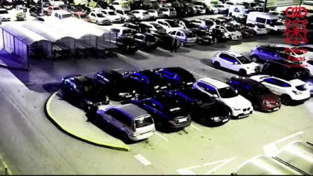 Vídeo | Detenido un joven de Burlada por rayar un coche tras una discusión en un parking