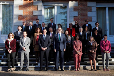Felipe VI preside su primer Consejo de Ministros de un Gobierno de coalición