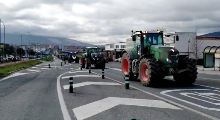 Vídeo | Entrada de tractores por Noáin para la protesta agraria