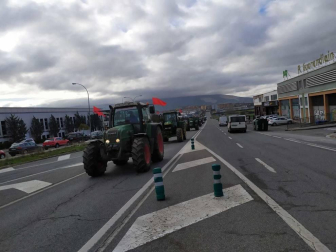 Imágenes de los tractores para la protesta agraria con tractores en Navarra.