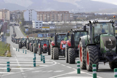 Imágenes de los tractores para la protesta agraria con tractores en Pamplona.