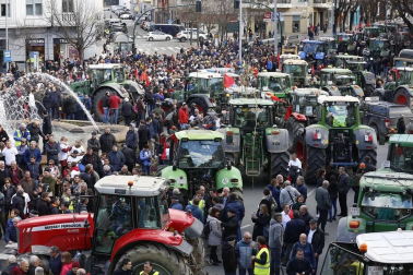 Imágenes de los tractores para la protesta agraria con tractores en Pamplona.
