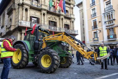 Imágenes de los tractores para la protesta agraria con tractores en Pamplona.