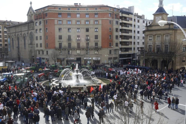 Imágenes de los tractores para la protesta agraria con tractores en Pamplona.