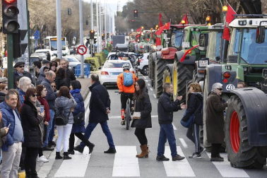 Imágenes de los tractores para la protesta agraria con tractores en Pamplona.