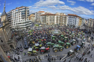 Imágenes de los tractores para la protesta agraria con tractores en Pamplona.