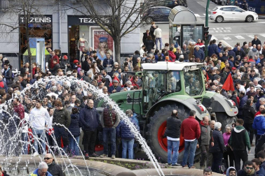 Imágenes de los tractores para la protesta agraria con tractores en Pamplona.