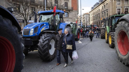 Imágenes de los tractores para la protesta agraria con tractores en Pamplona.