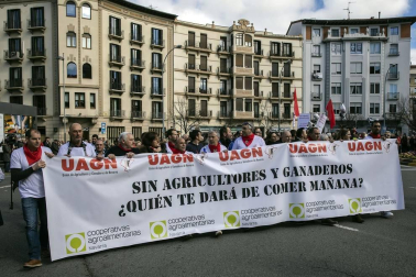 Imágenes de los tractores para la protesta agraria con tractores en Pamplona.