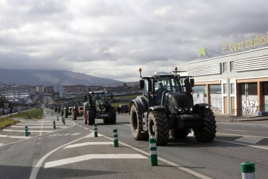 Imágenes de los tractores para la protesta agraria con tractores en Pamplona.