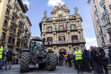 Imágenes de los tractores para la protesta agraria con tractores en Pamplona.