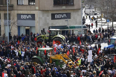 Imágenes de los tractores para la protesta agraria con tractores en Pamplona.