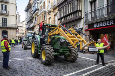 Imágenes de los tractores para la protesta agraria con tractores en Pamplona.