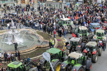 Imágenes de los tractores para la protesta agraria con tractores en Pamplona.