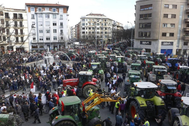 Imágenes de los tractores para la protesta agraria con tractores en Pamplona.