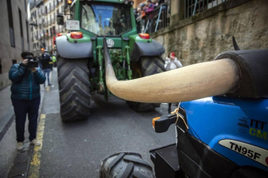 Imágenes de los tractores para la protesta agraria con tractores en Pamplona.
