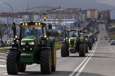 Imágenes de los tractores para la protesta agraria con tractores en Pamplona.