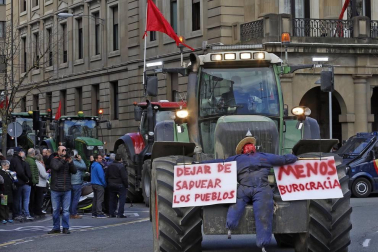Imágenes de los tractores para la protesta agraria con tractores en Pamplona.