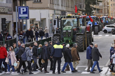 Imágenes de los tractores para la protesta agraria con tractores en Pamplona.
