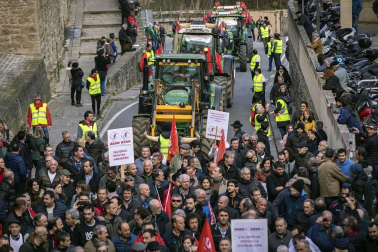 Imágenes de los tractores para la protesta agraria con tractores en Pamplona.