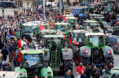 Imágenes de los tractores para la protesta agraria con tractores en Pamplona.