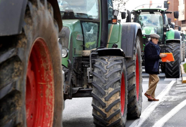 Imágenes de los tractores para la protesta agraria con tractores en Pamplona.