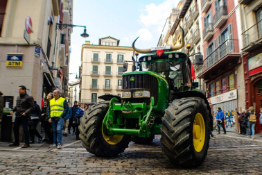 Imágenes de los tractores para la protesta agraria con tractores en Pamplona.