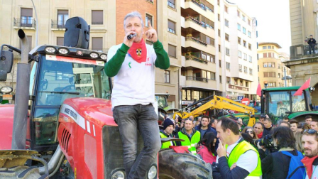Imágenes de los tractores para la protesta agraria con tractores en Navarra.