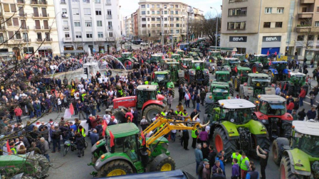 Imágenes de los tractores para la protesta agraria con tractores en Navarra.