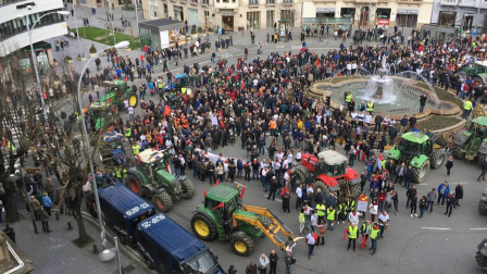 Imágenes de los tractores para la protesta agraria con tractores en Navarra.
