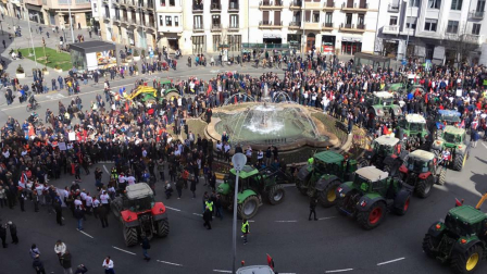 Imágenes de los tractores para la protesta agraria con tractores en Navarra.