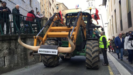 Imágenes de los tractores para la protesta agraria con tractores en Navarra.