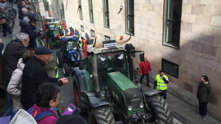 Imágenes de los tractores para la protesta agraria con tractores en Navarra.