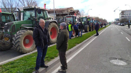 Imágenes de los tractores para la protesta agraria con tractores en Navarra.