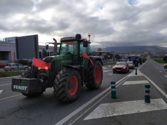 Imágenes de los tractores para la protesta agraria con tractores en Navarra.